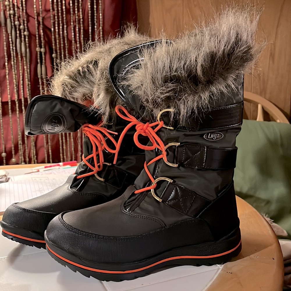 Lugs snow/rain boots size 7.5 never worn.